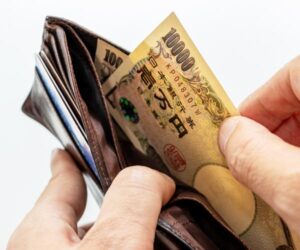 ピンサロの受付で現金を支払う