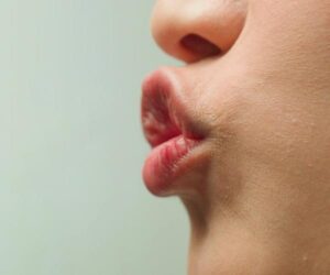 キスをする女性