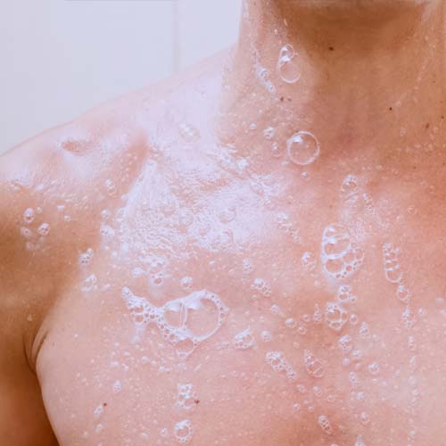 体を洗ってもらう男性