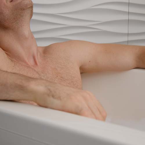 ソープの風呂に浸かる男性