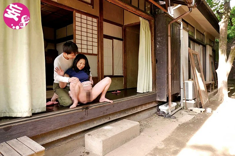 熟女が縁側でオシッコしてるエロ画像